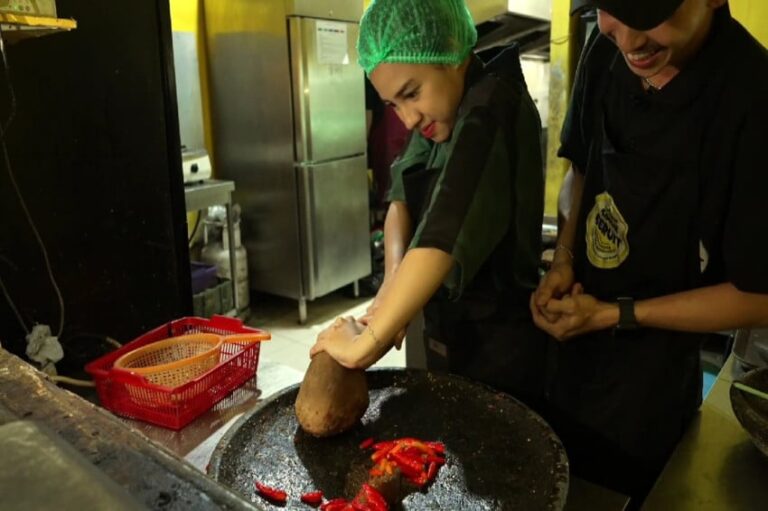 azia-riza-jadi-helper-di-restoran-sambel-seruit-wfm.jpg