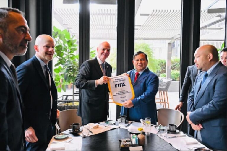 bertemu-prabowo-presiden-fifa-apresiasi-perkembangan-sepak-bola-indonesia-rxe.jpg