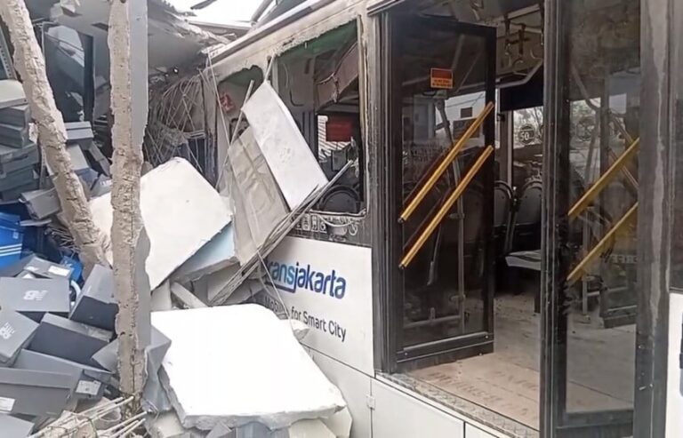 bus-transjakarta-3-kali-kecelakaan-dalam-sebulan-pramono-kami-evaluasi-rbx.jpg