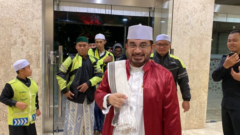 habib-nabil-al-musawa-hadiri-acara-cahaya-hati-indonesia-di-masjid-istiqlal-disambut-gus-azmi-uqd.jp_.jpeg