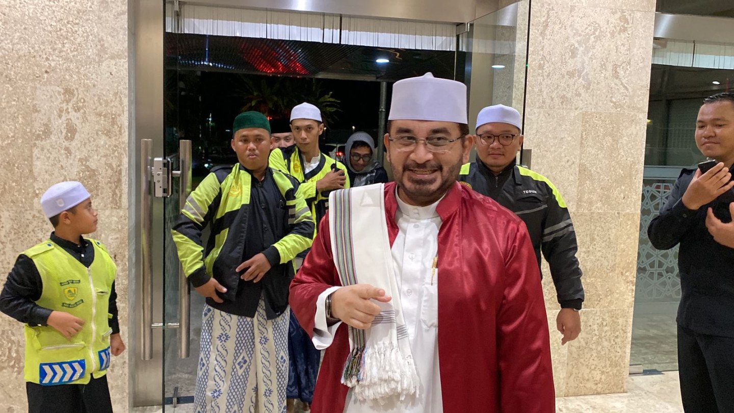 habib-nabil-al-musawa-hadiri-acara-cahaya-hati-indonesia-di-masjid-istiqlal-disambut-gus-azmi-uqd.jp_.jpeg