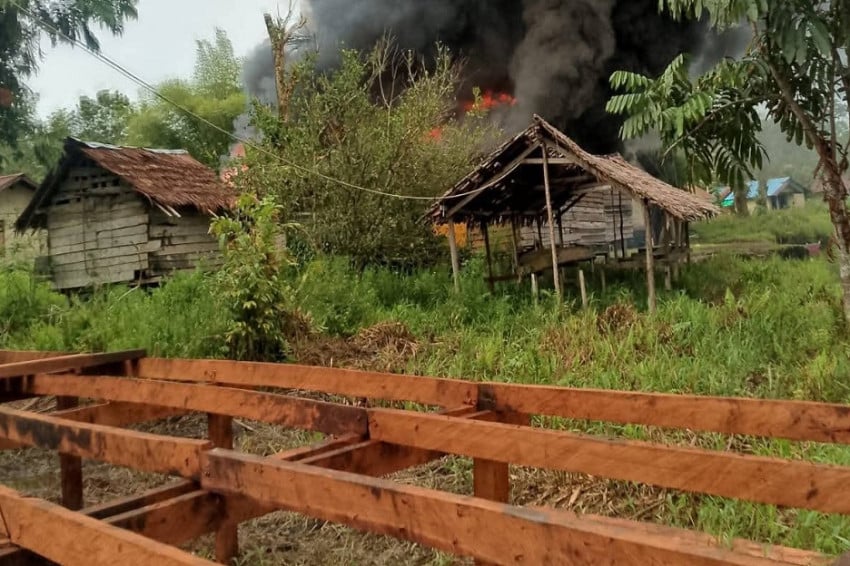satgas-damai-cartenz-buru-kkb-pelaku-penembakan-dan-pembakaran-rumah-warga-di-asmat-ztr.jpg