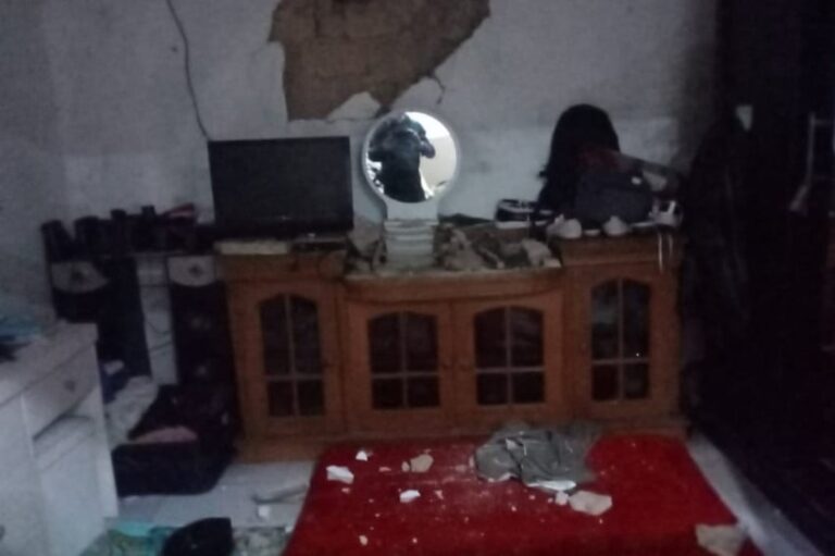sejumlah-rumah-rusak-akibat-gempa-sukabumibogor-vgq.jpg