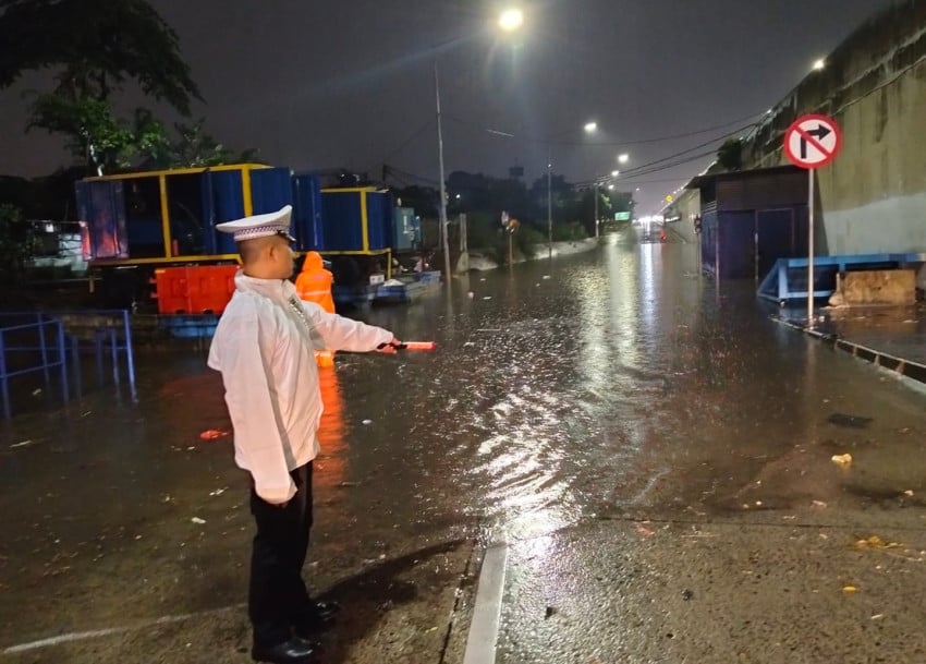 imbas-banjir-pintu-keluar-tol-meruya-srengseng-ditutup-sementara-aqb.jpg