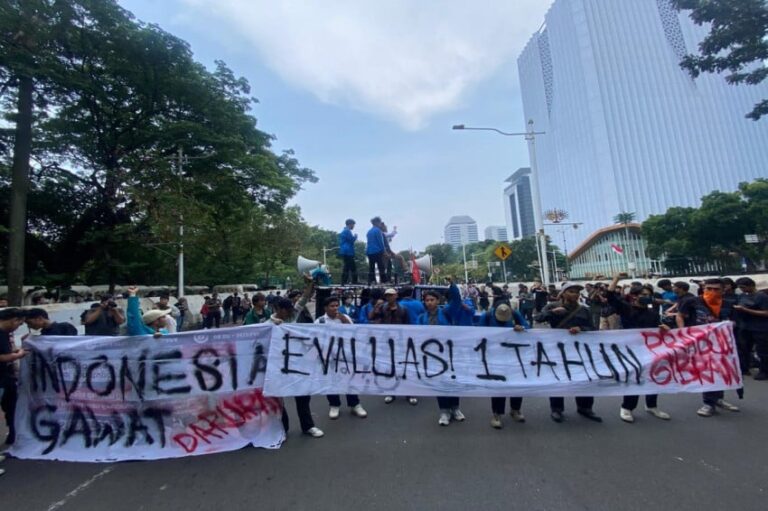 mahasiswa-gelar-aksi-demo-1-tahun-prabowogibran-jalan-medan-merdeka-selatan-ditutup-dxc.jpg