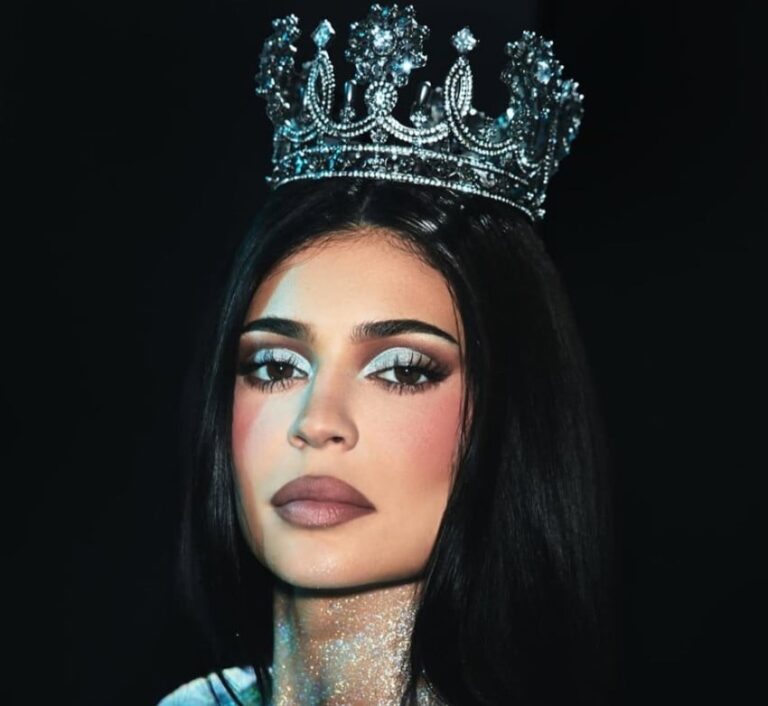 menyala-kylie-jenner-pakai-mahkota-rancangan-desainer-indonesia-saat-kampanye-make-up-rsa.jpg