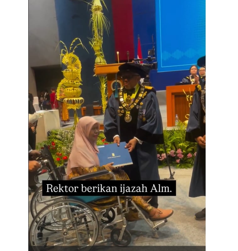 momen-haru-2-ibu-wakili-anaknya-yang-telah-tiada-terima-ijazah-di-wisuda-itb-eyr.jpg