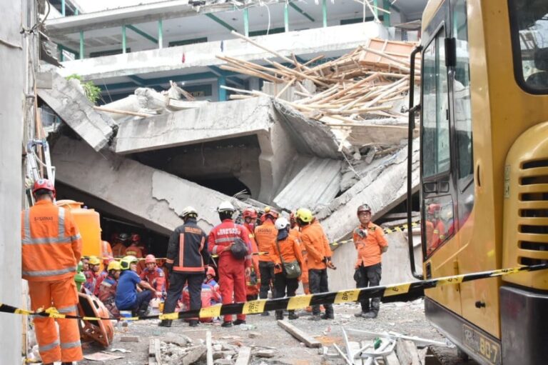 operasi-sar-musibah-ponpes-alkhoziny-masuk-tahap-pencarian-korban-meninggal-loj.jpg