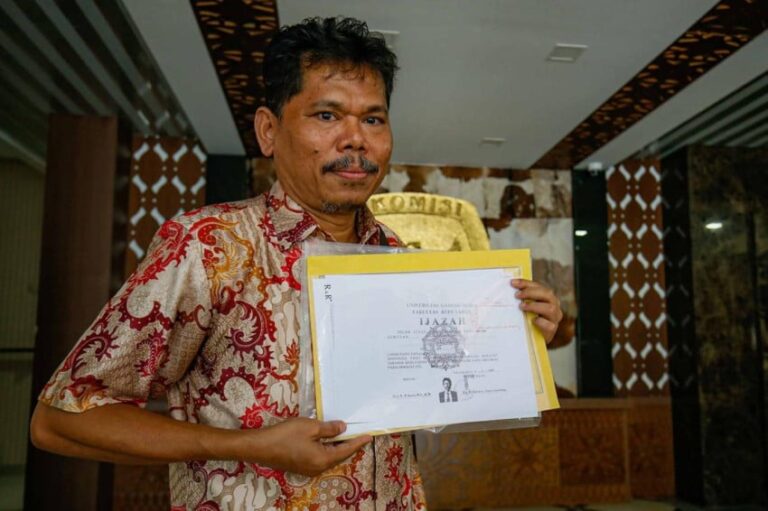 penampakan-ijazah-jokowi-di-kpu-dki-jakarta-sama-dengan-yang-beredar-di-media-sosial-oas.jpg
