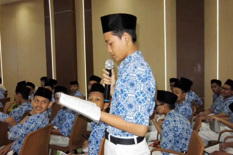 persiapan-acara-besok-ini-susunan-upacara-hari-santri-nasional-2025-jyv.jpg