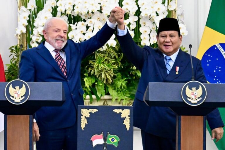 presiden-brasil-lula-beri-hadiah-jersey-nomor-8-ke-prabowo-nomor-keberuntungan-saya-dan-anda-ifs.jpg
