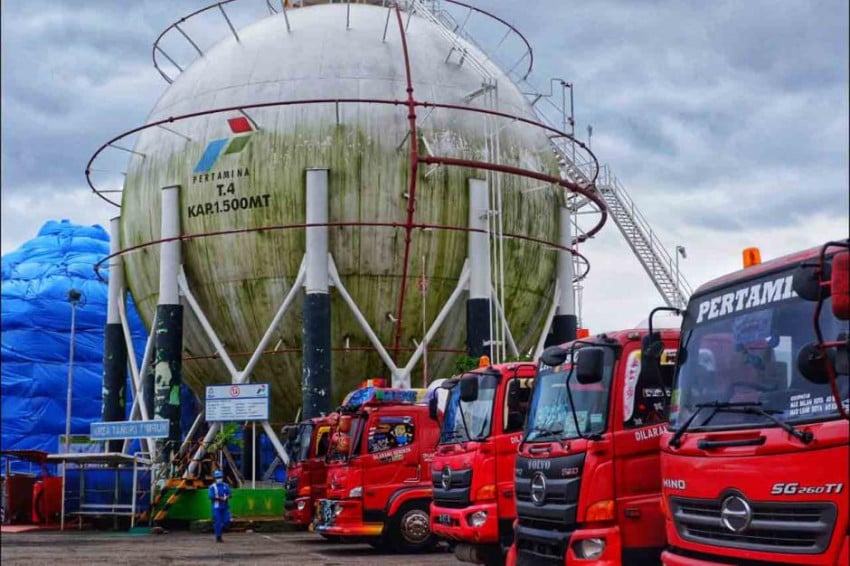 terlanjur-impor-bbm-kementerian-esdm-bujuk-ulang-spbu-swasta-beli-base-fuel-dari-pertamina-cnk.jpg