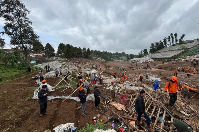 11-jenazah-korban-longsor-cisarua-bandung-barat-teridentifikasi-ini-identitasnya-rrw.jpg