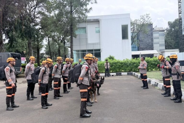 anjing-pelacak-k9-dikerahkan-cari-korban-longsor-cisarua-bandung-barat-osr.jpg