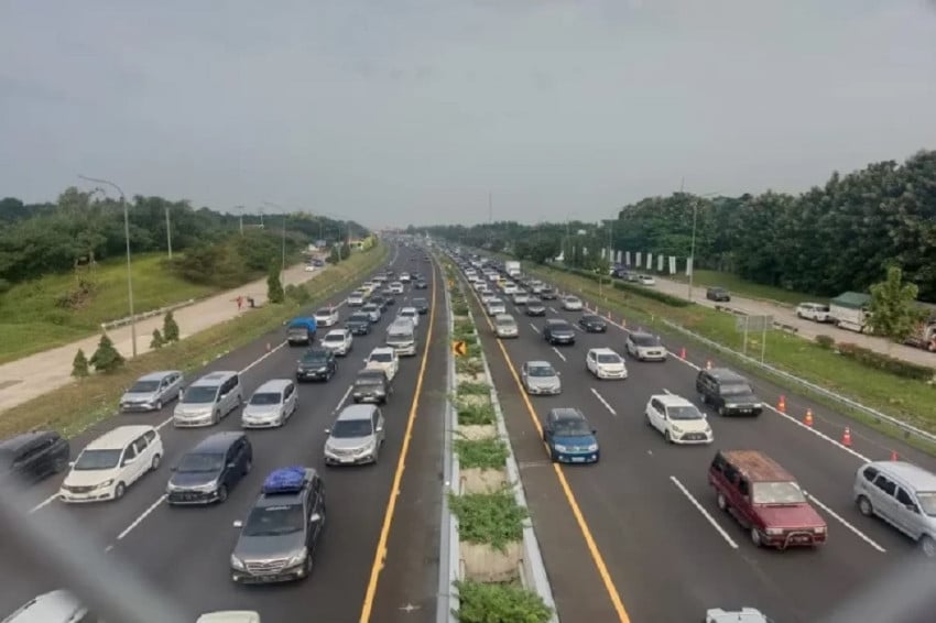 tol-jakartacikampek-macet-contraflow-terus-dilanjutkan-2-lajur-lpz.jpg