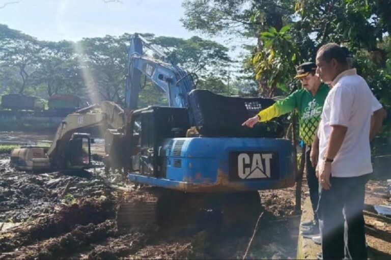 antisipasi-banjir-di-pesanggrahan-pemkot-jaksel-lakukan-pengerukan-kali-hpw.jpg