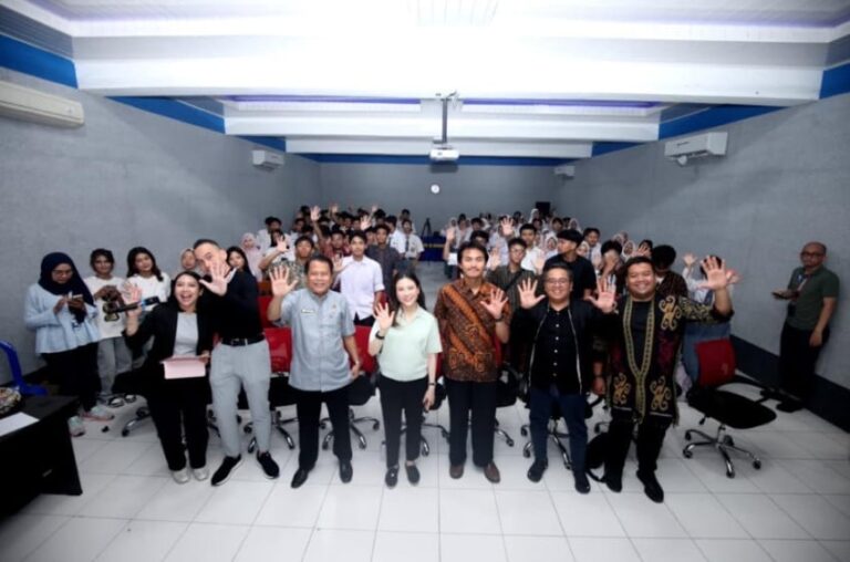 okezone-gelar-school-take-over-di-sman-55-jakarta-dorong-siswa-siap-hadapi-dunia-karier-ohb.jpg