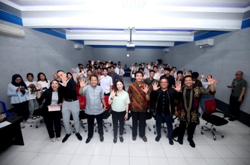 okezone-gelar-school-take-over-di-sman-55-jakarta-dorong-siswa-siap-hadapi-dunia-karier-ohb.jpg