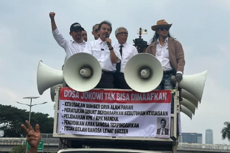 roy-suryo-orasi-di-atas-mobil-komando-bantah-tak-hafal-lagu-indonesia-raya-ogb.jpg