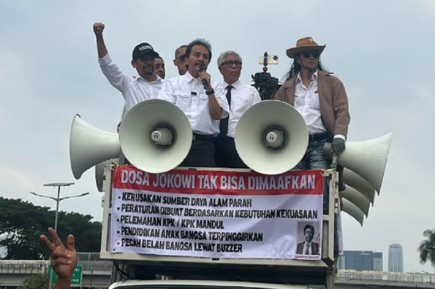 roy-suryo-orasi-di-atas-mobil-komando-bantah-tak-hafal-lagu-indonesia-raya-ogb.jpg