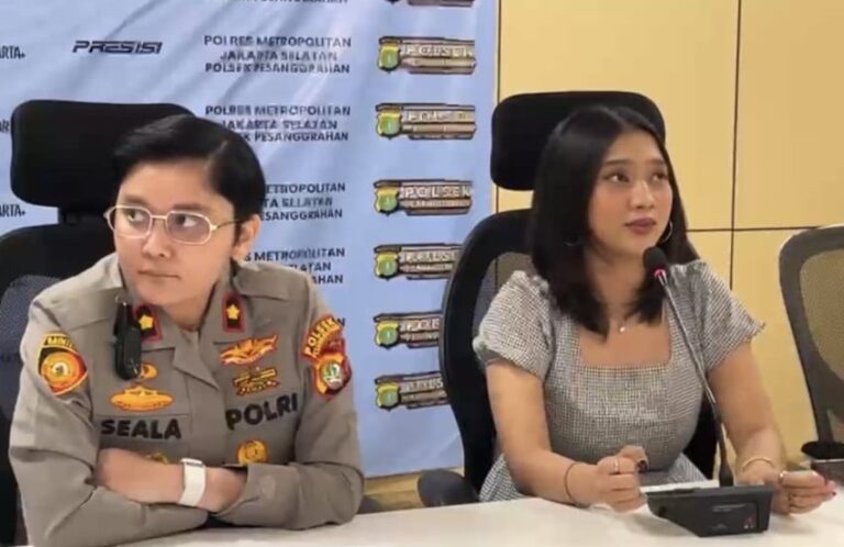 kronologi-wanita-ditabok-sesama-penumpang-jaklingko-vot.jpg