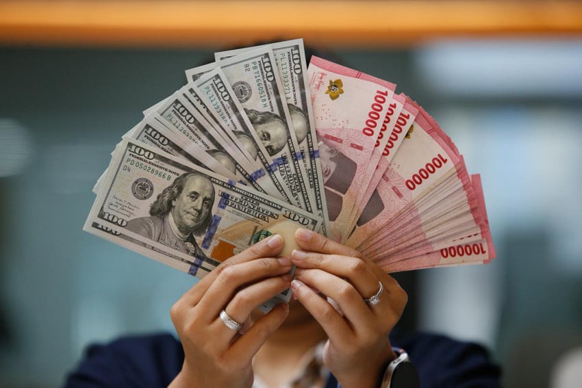 rupiah-ambruk-ke-rp17424-per-dolar-as-sentimen-pertumbuhan-ekonomi-belum-terasa-uwj.jpeg