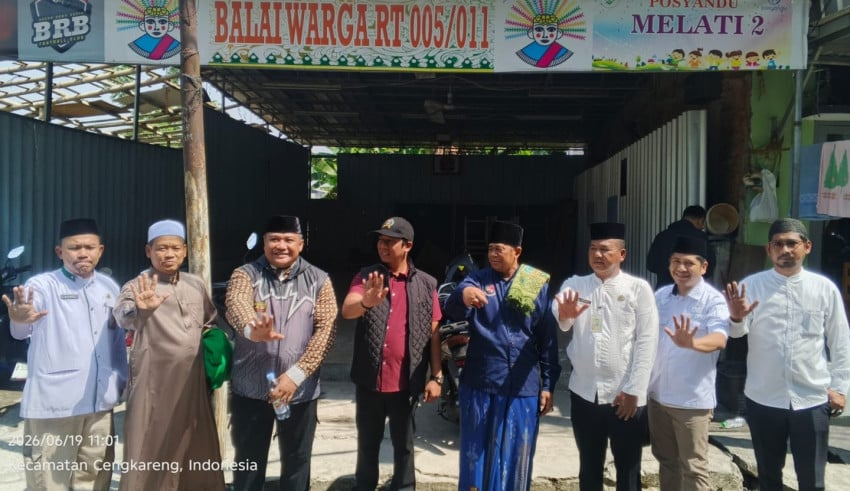 dina-masyusin-salurkan-bantuan-kursi-roda-untuk-warga-rawa-buaya-vap.jpg