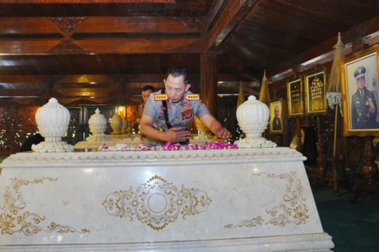 usai-ziarah-ke-makam-soekarno-dan-gus-dur-kapolri-tabur-bunga-di-makam-soeharto-kkz.jpg