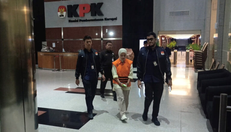 kpk-tahan-tersangka-kasus-suap-audit-bpk-di-muara-enim-ohe.jpg
