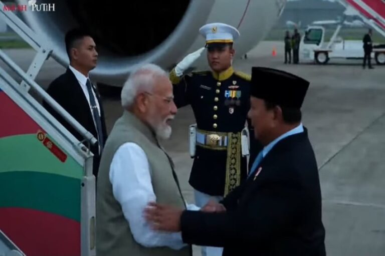 presiden-prabowo-sambut-kedatangan-pm-india-narendra-modi-di-lanud-halim-perdanakusuma-obz.jpg